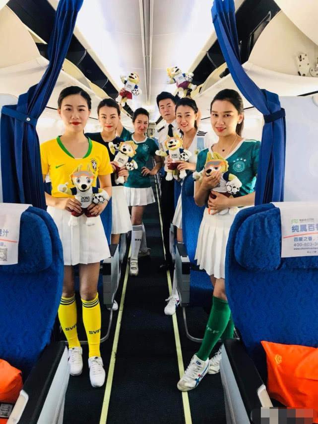 当空姐换上了足球宝贝制服，是怎样的体验，网友：不说了我买票去