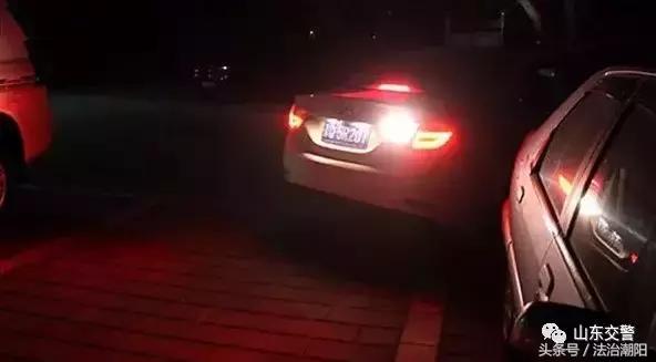 夜晚倒车旁边是黑车看不清,晚上倒车影像黑乎乎看不见怎么办