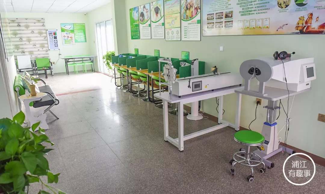 一小对面这家护眼世家豁出去了！搞这么大的活动，明天要挤爆了