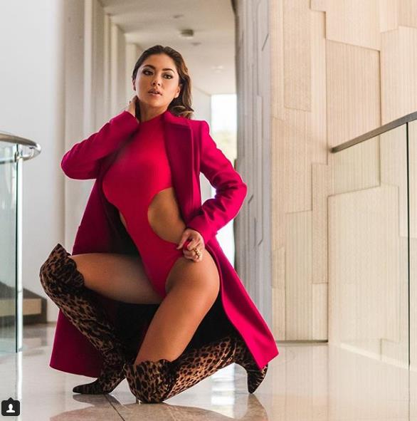 UFC举牌女郎有多土豪？超乎你想象，豪车随便开，一个包上万美元