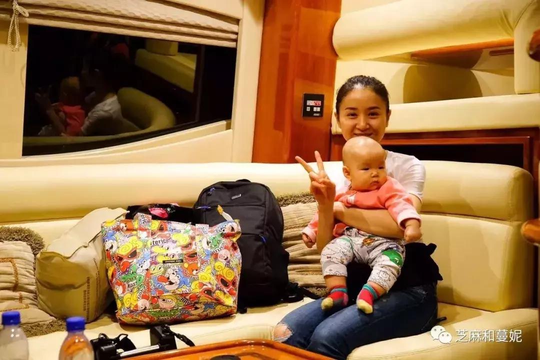 带两个孩子出去的妈妈,带两个孩子的妈妈去旅行