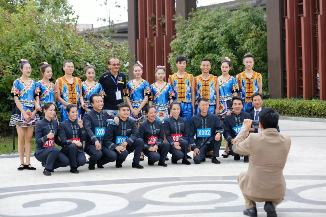 本为“酒店人”方寻“酒店乐”，西装革履，亦要乐活人生