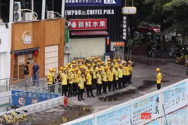 “山竹”过后首个工作日：广东人爬树都要去上班！