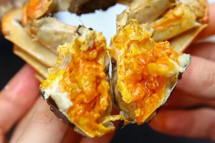 「团购」中秋送礼必备！价格低质量好的阳澄湖大闸蟹要去哪里买呢？这只来自阳澄湖的鲜活大闸蟹肥美爆膏正当时，错过等一年！