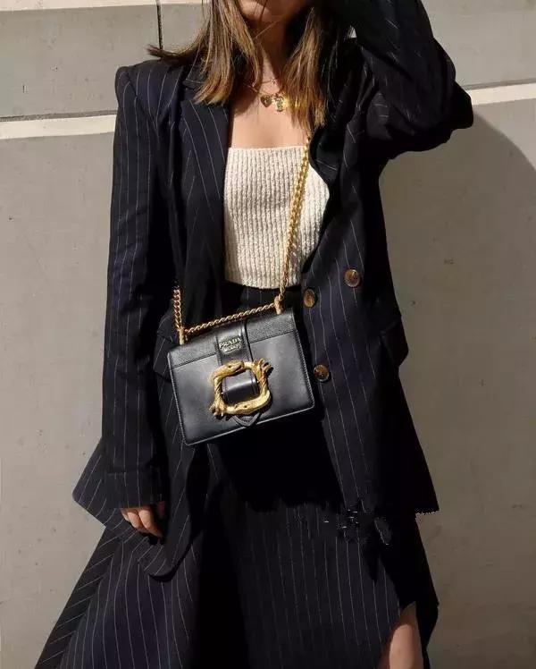 胖女孩的穿衣典范｜她又矮又胖，却因穿衣有18万关注？