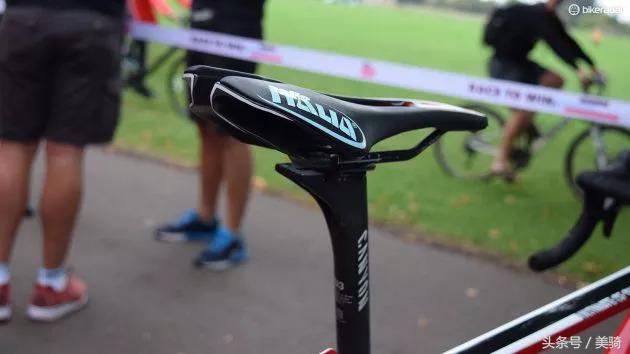 器材盛宴环英国上的车手战车