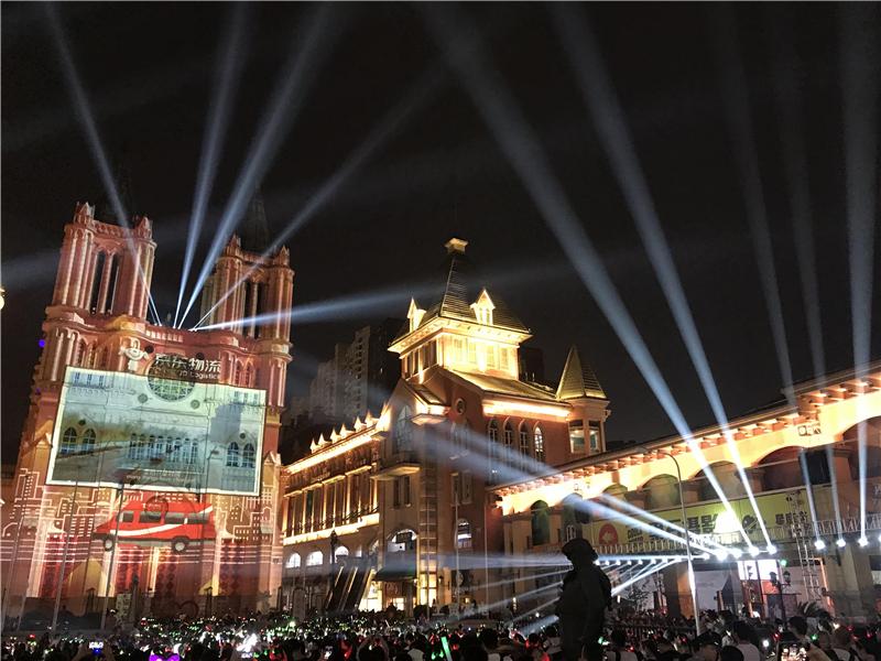 五洲十国“旅游达人”点赞光谷·光影嘉年华称美好时光令人难忘