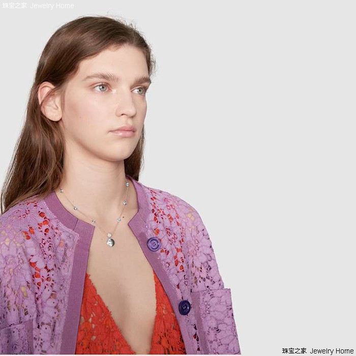 只戴银色怎么够？这个秋天加点色彩更出挑