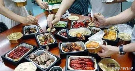 大学生消费两重天，简直是天上人间！