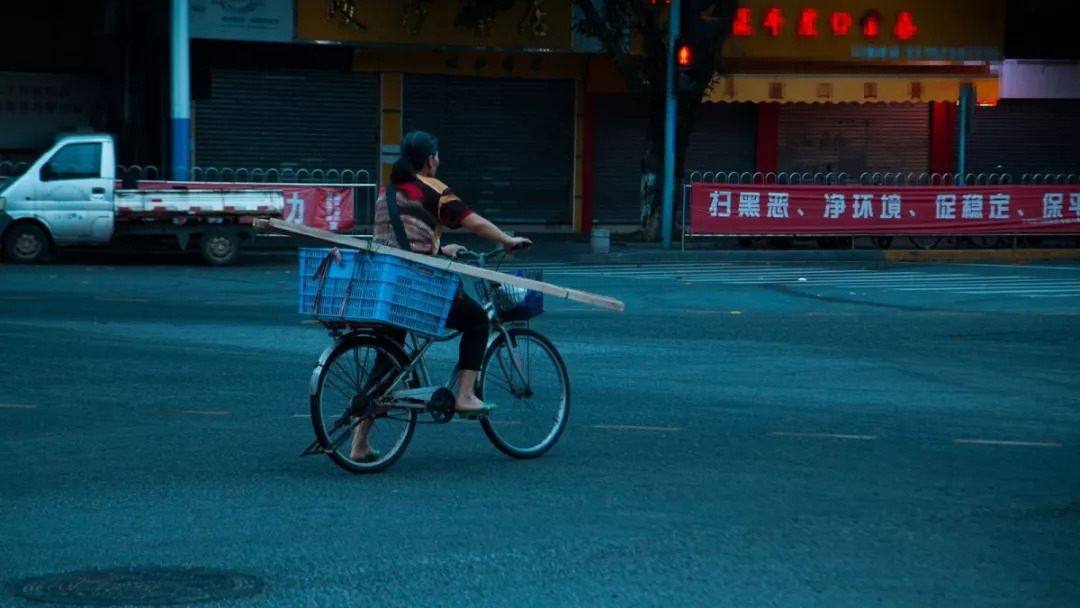 当你抱怨生活太难时,当你抱怨生活不易时