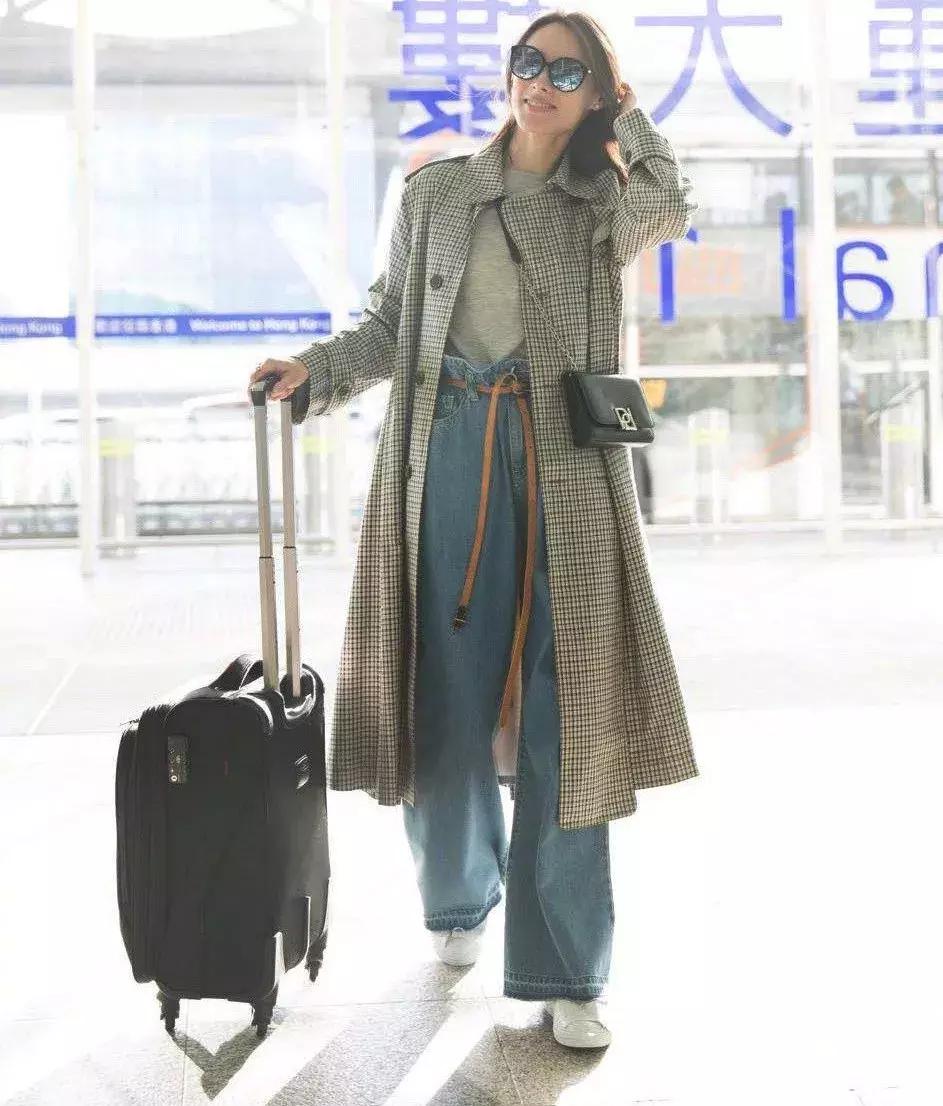 梁洛施秋冬穿搭,梁洛施机场装扮