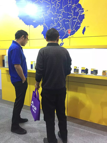 海业惊艳亮相郑州易损件展览会，展台前吸引众多参展商驻足交谈