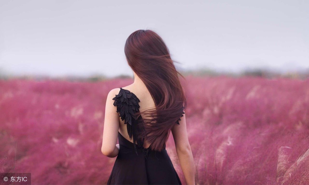 黎兮诺在门口徘徊了很久，直到看到好多吃饭归来的人都进到大厦里