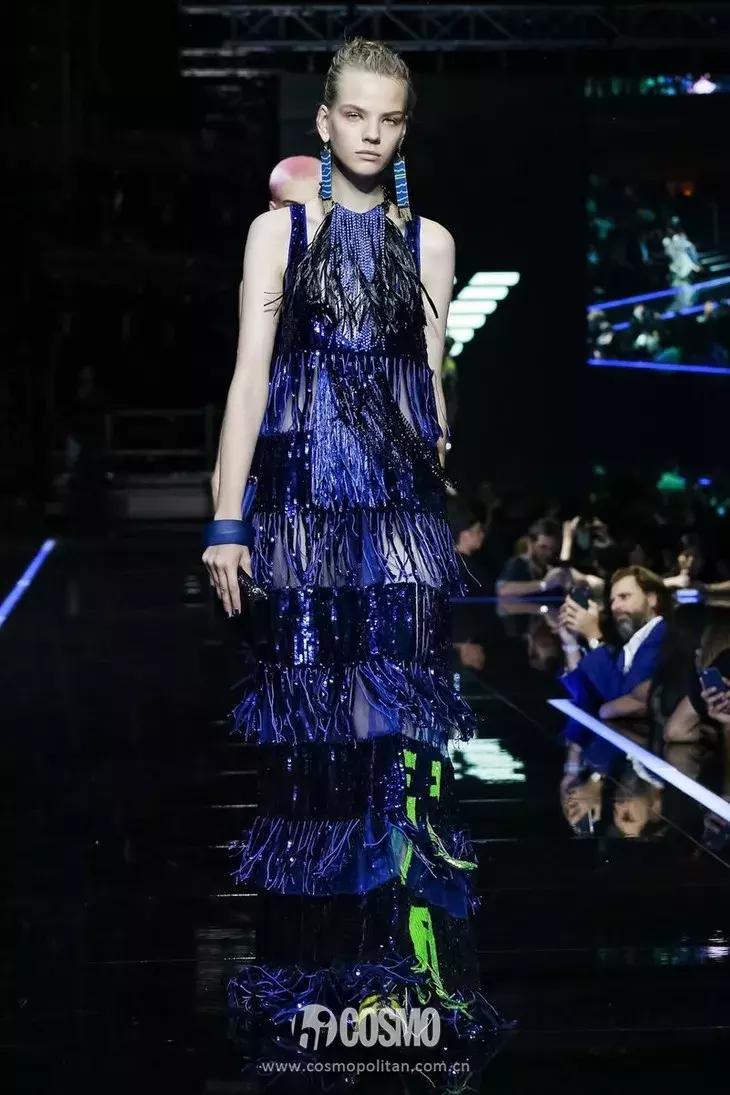 丫丫已经美“腻”了！于是穿上EmporioArmani帅气一回