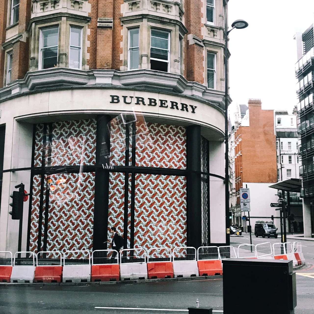 burberry鏂版鐧絫,burberry鍩虹娆剧櫧t