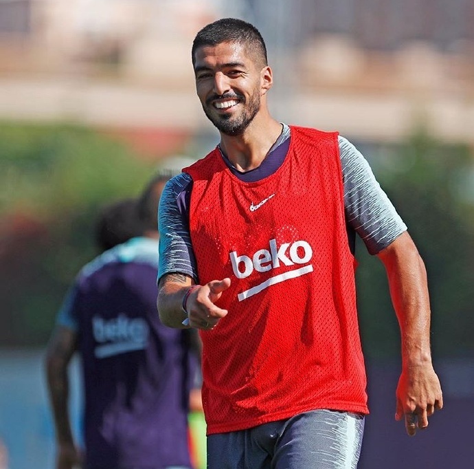 梅西时隔8年世界杯决赛照片,梅西完成球王最后一次蜕变