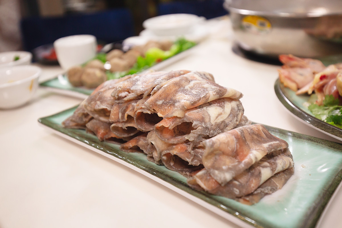 要火！用鲍鱼熬的精华汤底，还涮着“透明”的菜！