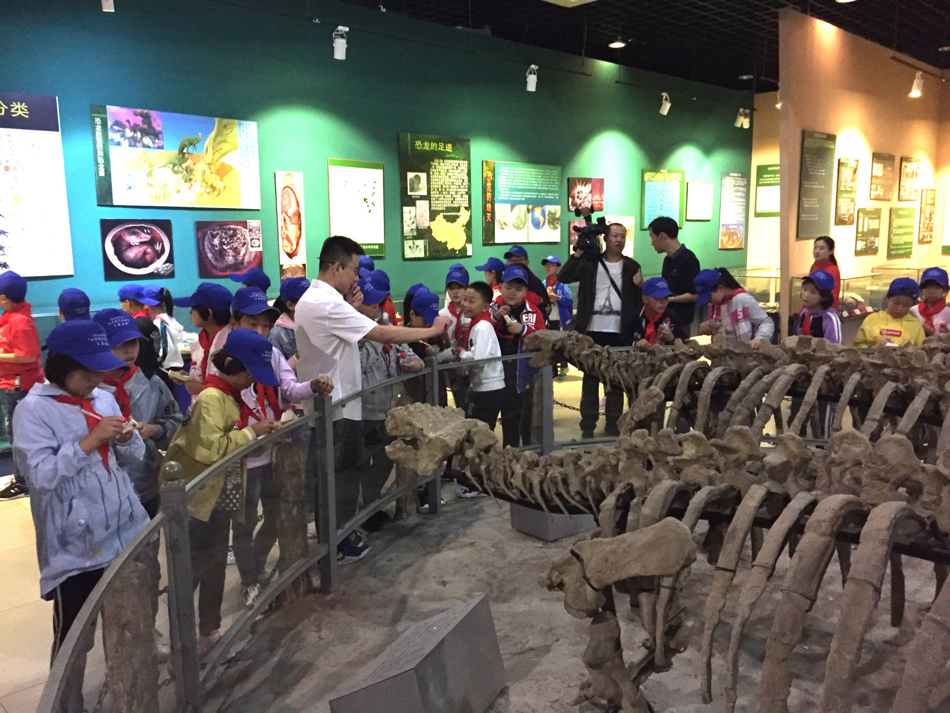 赞皇走近科技启迪未来第二届山里孩子看世界公益活动