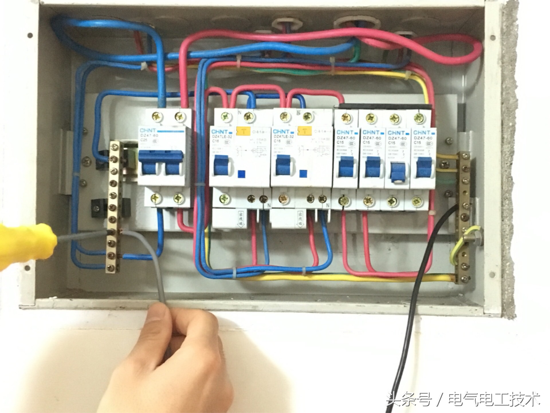 配电箱火线零线地线怎么接,家庭配电箱火线零线地线的接法