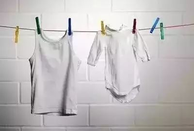 衣服不管染上什么用这招都能洗掉,白色衣服染上颜色用什么方法洗掉