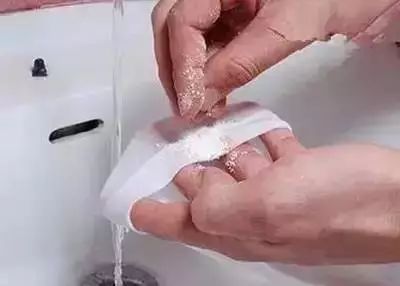 衣服不管染上什么用这招都能洗掉,白色衣服染上颜色用什么方法洗掉