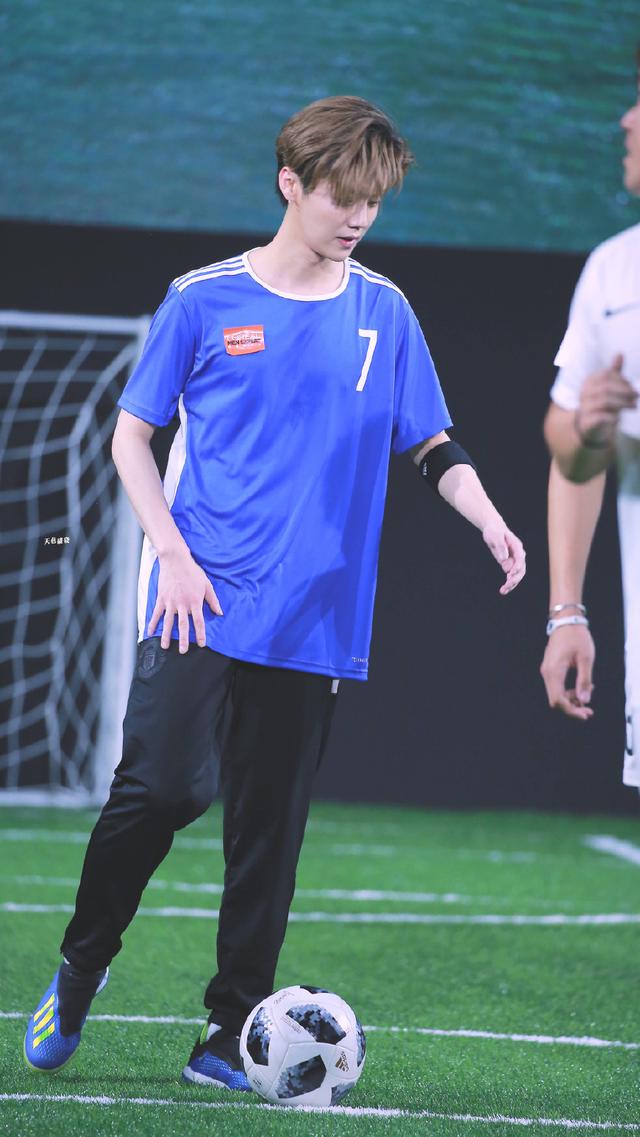 鹿晗擦汗,鹿晗踢球应援震惊全场