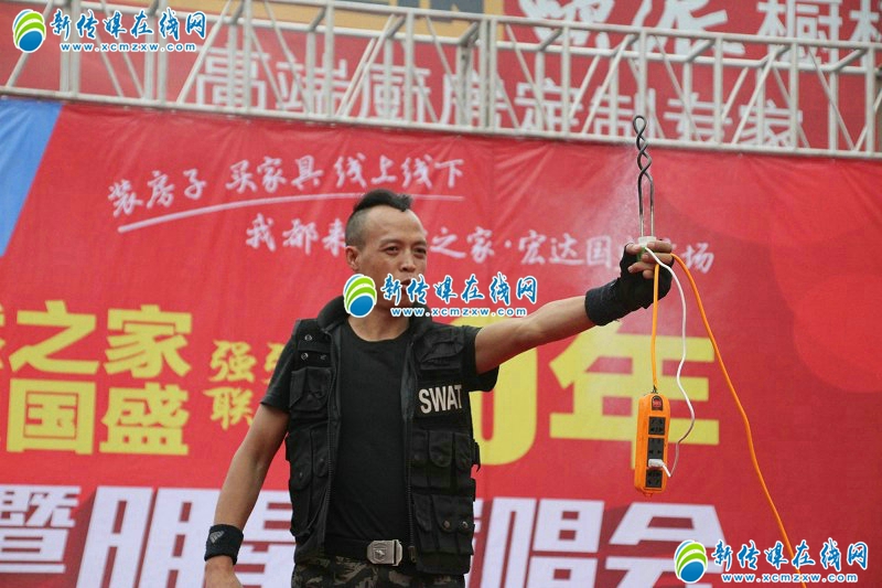 甘肃平凉：32岁男子舌舔烧水器钢筋锁喉，拿生命表演每场仅2000元