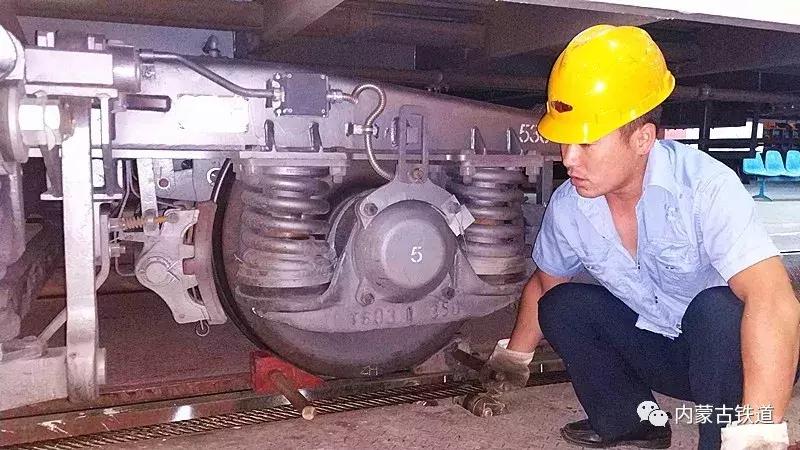 旅客还在熟睡中，他们竟悄悄换走了火车底盘！