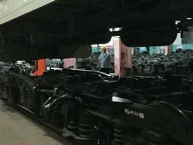 旅客还在熟睡中，他们竟悄悄换走了火车底盘！