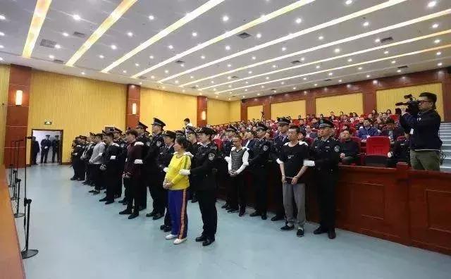 青岛“卖淫*市黑**”大姐大覆灭记｜扫黑除恶系列报道