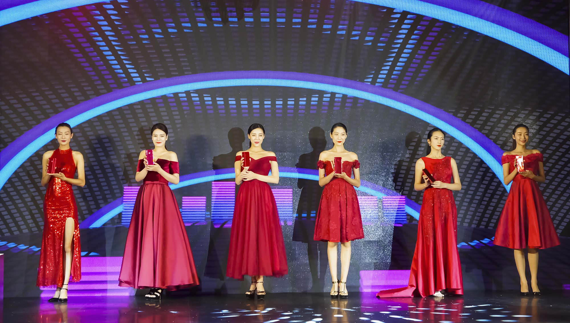 荣耀8x梦幻紫和红色,荣耀8x手持魅焰红