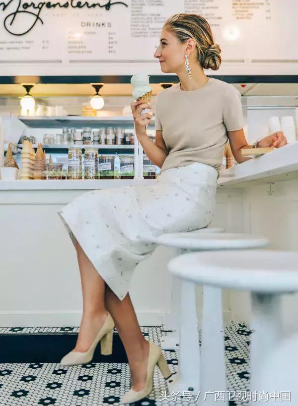 针织衫短袖里面应该穿什么,黑色金丝宽松短袖针织衫怎么搭