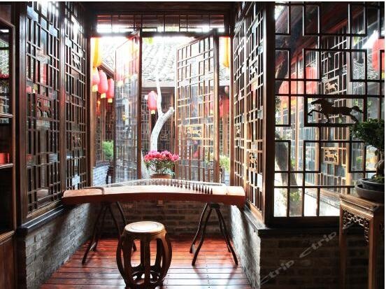 国庆假期住哪儿？水灵妹为你精心奉上都江堰这10家紧临景区的民宿酒店！让你坐拥青山绿水，感受品质生活