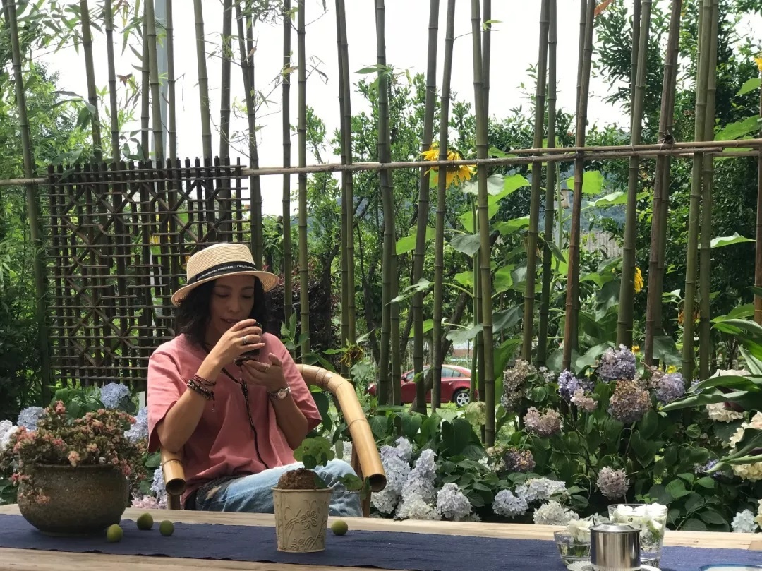 国庆假期住哪儿？水灵妹为你精心奉上都江堰这10家紧临景区的民宿酒店！让你坐拥青山绿水，感受品质生活