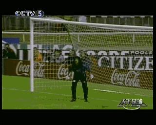 盘点足球场上那些非人类动作,足球场上这个动作到底有多危险