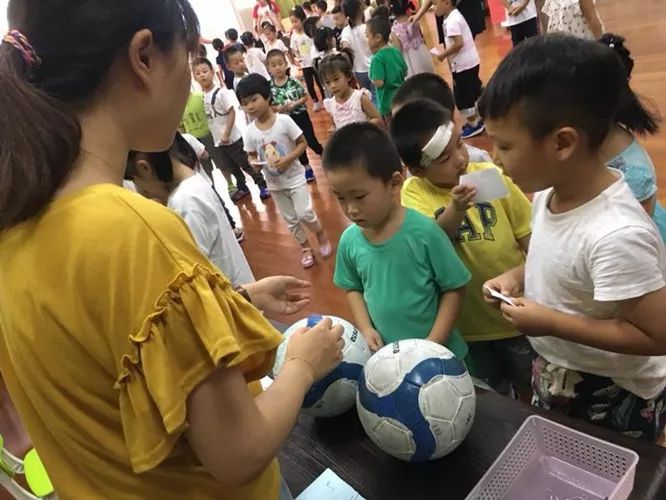 足球、围棋、机器人等等20个科目,这家幼儿园的娃好嗨森啊!