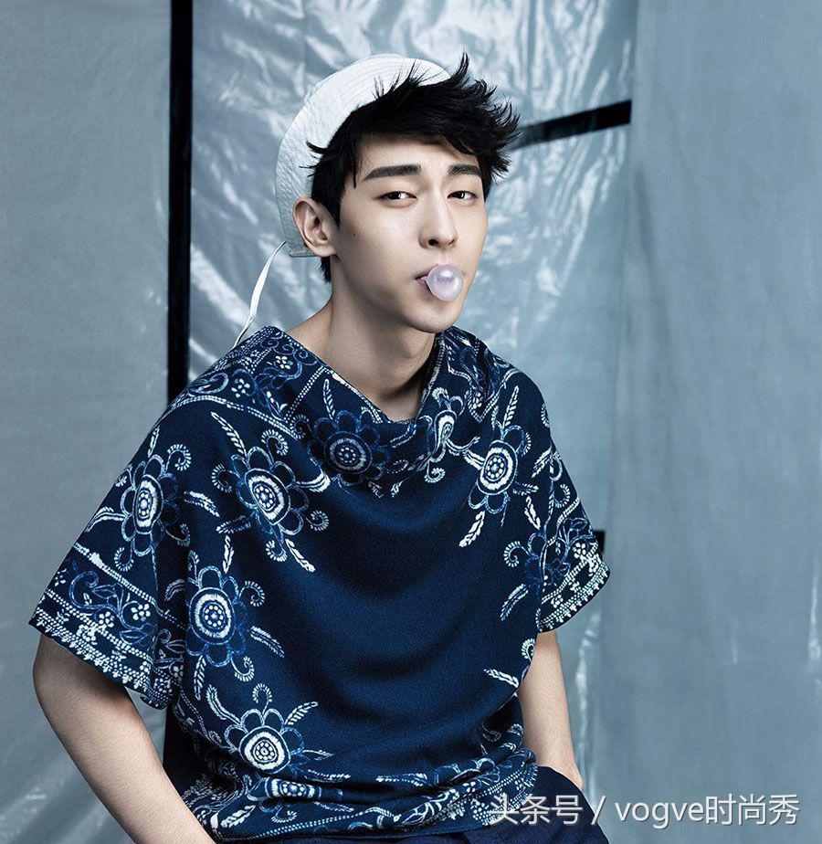 邓伦国庆节前换新发型，开启秋装模式的他颜值爆表