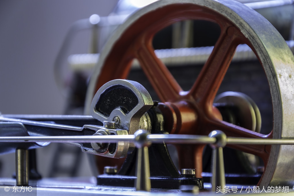 柴油机的飞轮是什么样的工作原理,柴油机上又重又大的飞轮的作用