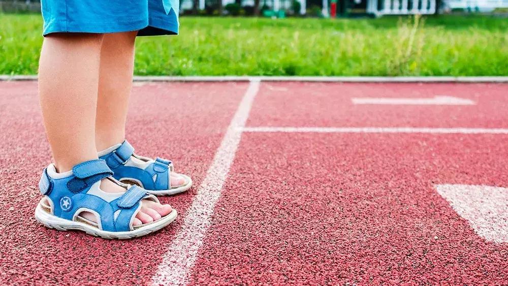 总给孩子买名牌鞋好吗,如何挑选儿童鞋子的正确方法