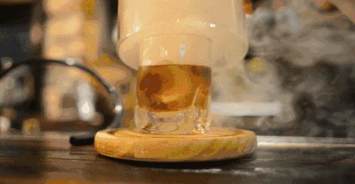 工作累了喝一杯小酒,上班这么辛苦还要回家做饭