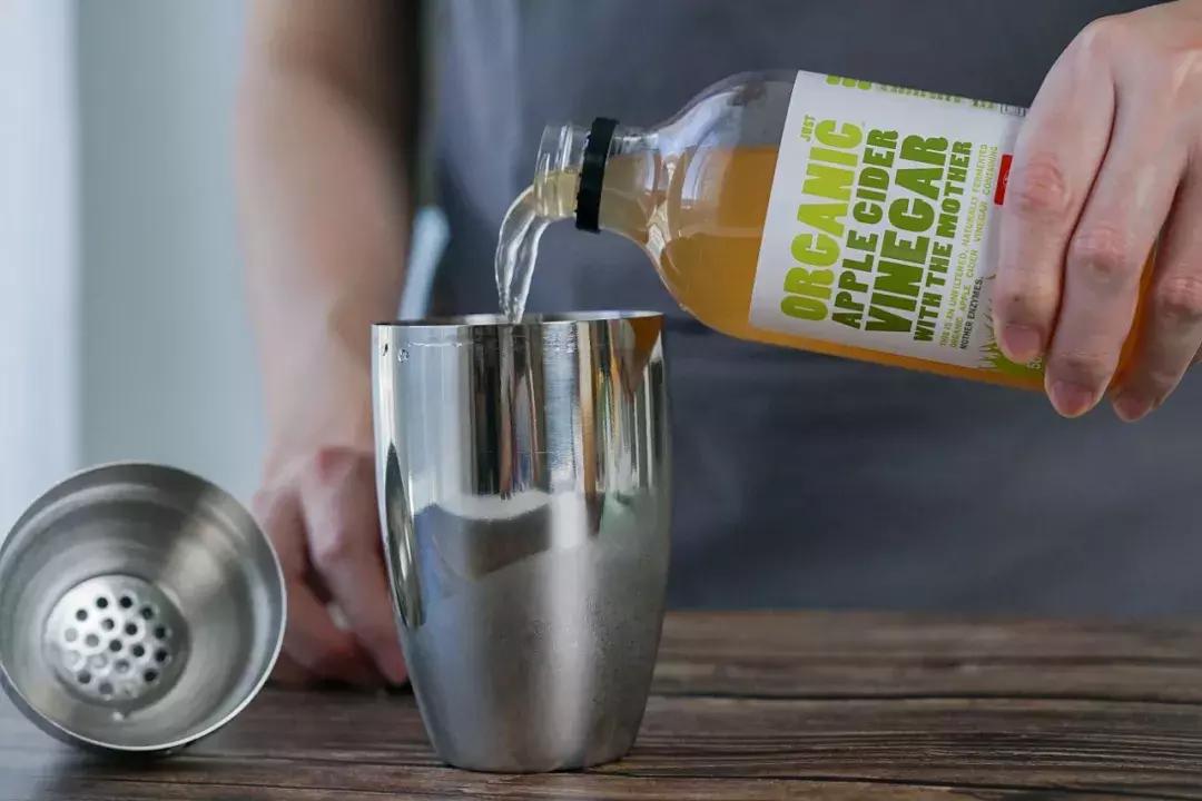 工作累了喝一杯小酒,上班这么辛苦还要回家做饭