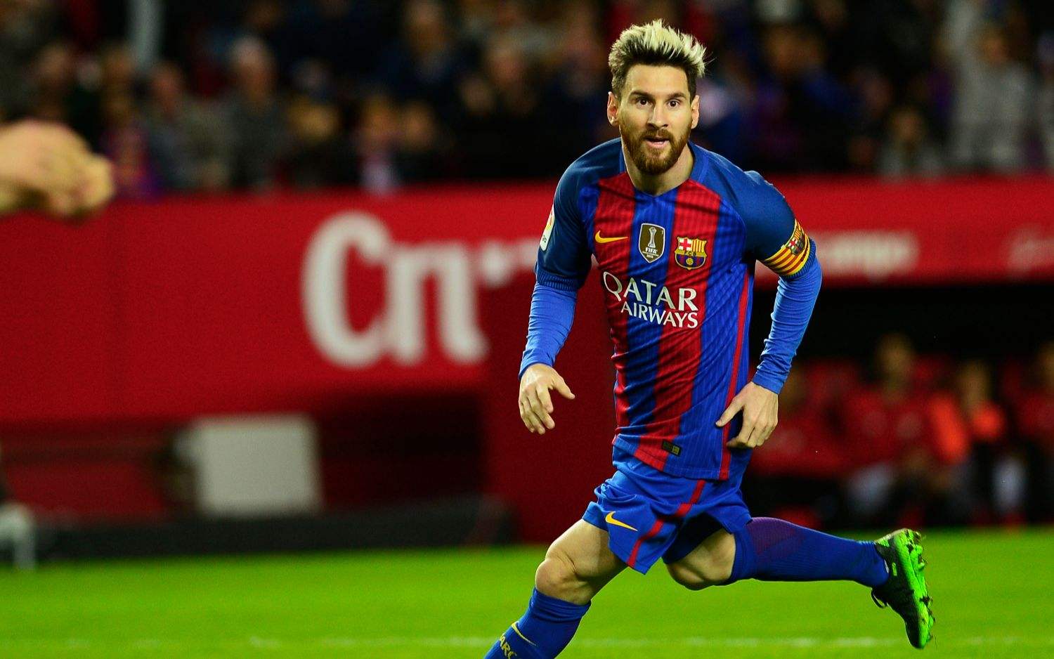 足球和篮球哪个运动对人身体好,足球与其他运动不同的是没有暂停