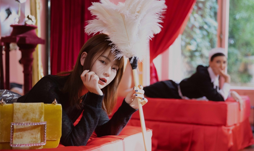 戚薇巴黎时装周街拍穿的鞋子,戚薇同款碎发