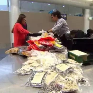 中国大妈出国探望儿子，行李箱被打开的那一刻，所有人都惊呆了！