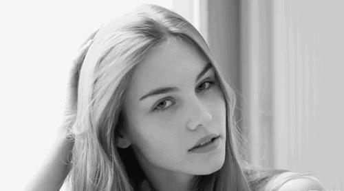 女孩头发长头屑,女生头发上有虱子怎么处理