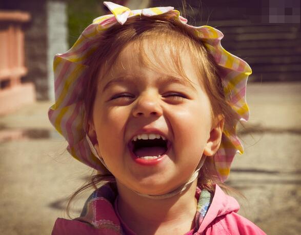 孩子觉得父母穷怎么开导,孩子发现父母很穷怎么教育