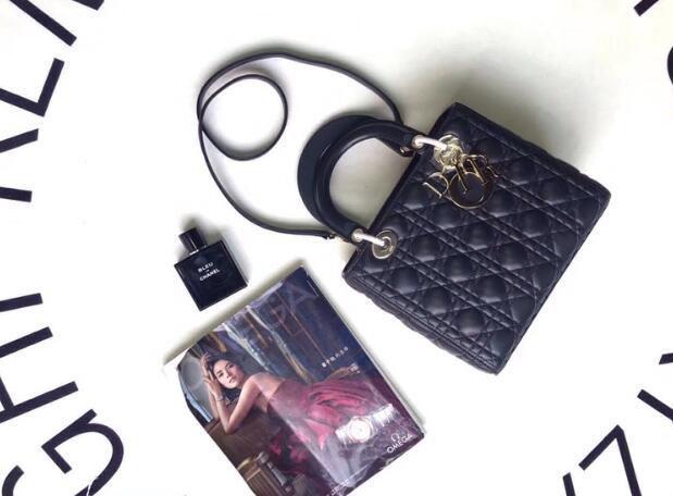 2万买的名牌包包是假货,真假迪奥戴妃包的鉴别