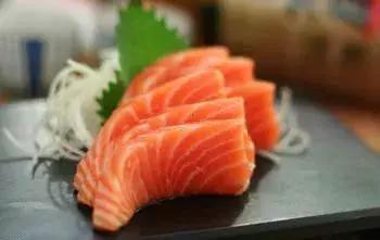 小学生营养餐成半碗素面,儿童午餐肉拌饭