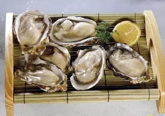 小学生营养餐成半碗素面,儿童午餐肉拌饭