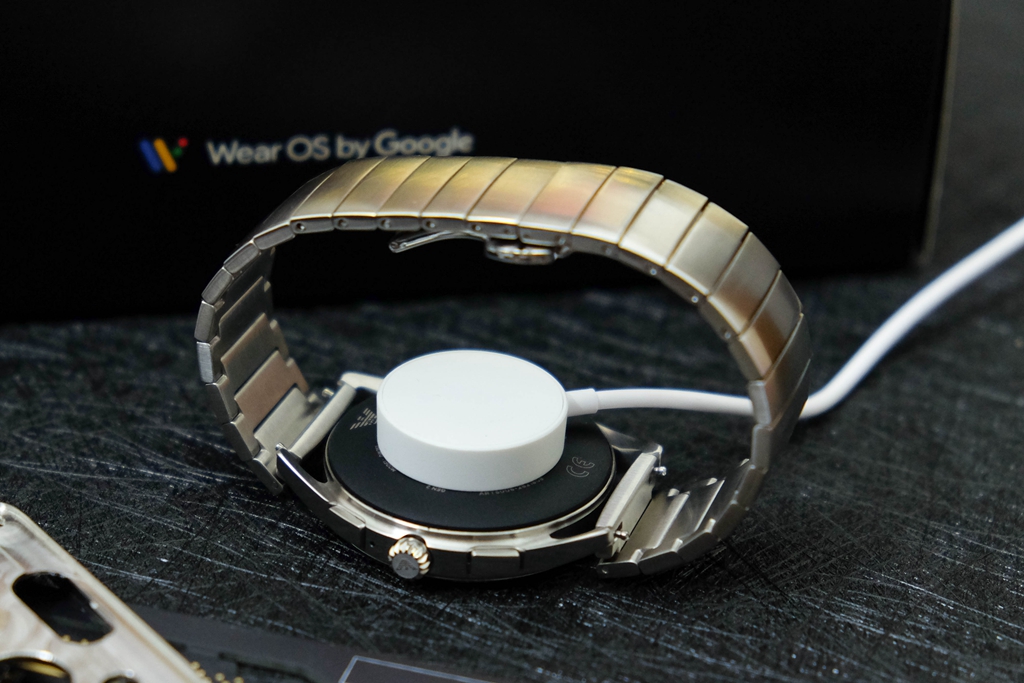 为什么说买阿玛尼手表智商税,苹果手表和阿玛尼哪个好